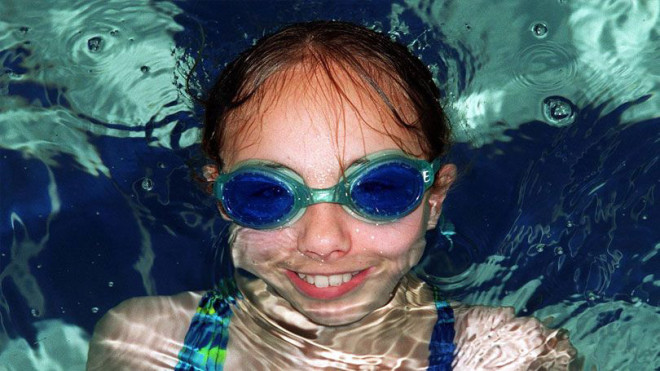 Wearing goggles in swimming lessons