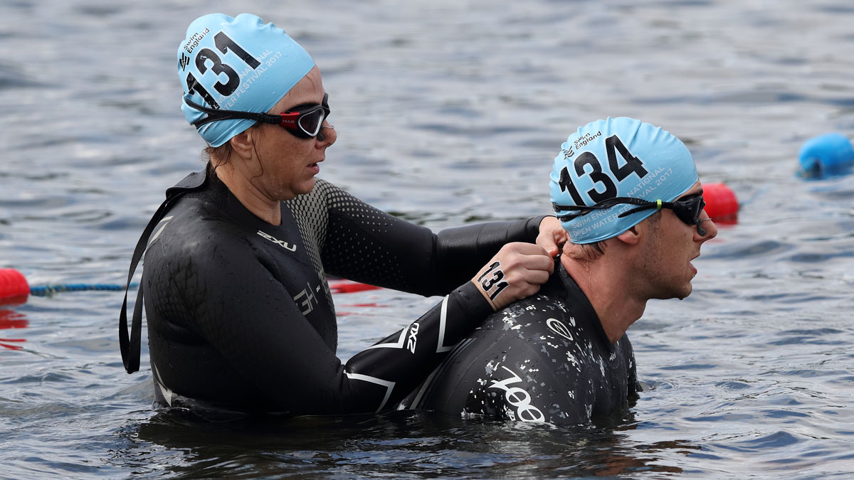 wenselijk maagpijn aantrekken Choosing a wetsuit for open water swimming | Swim England