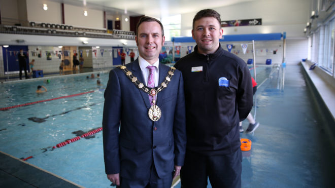 Mayor of Trafford ′proud′ to learn to swim