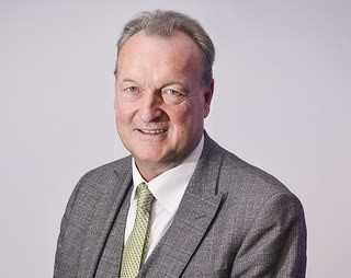 Mike Farrar steps down as chairperson of Swim England board