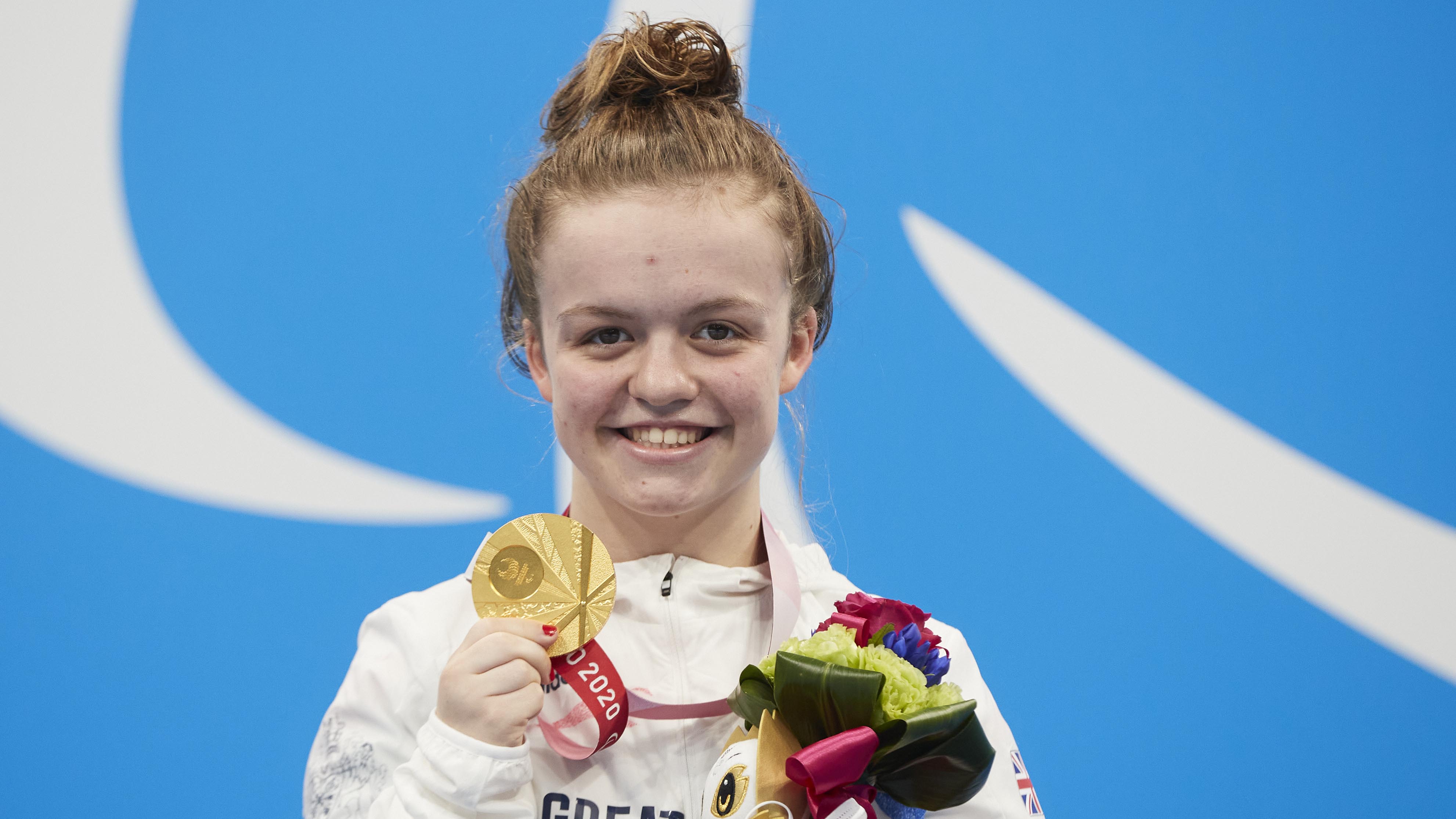 Maisie Summers-Newton with her Tokyo 2020 Paralympic Games gold medal
