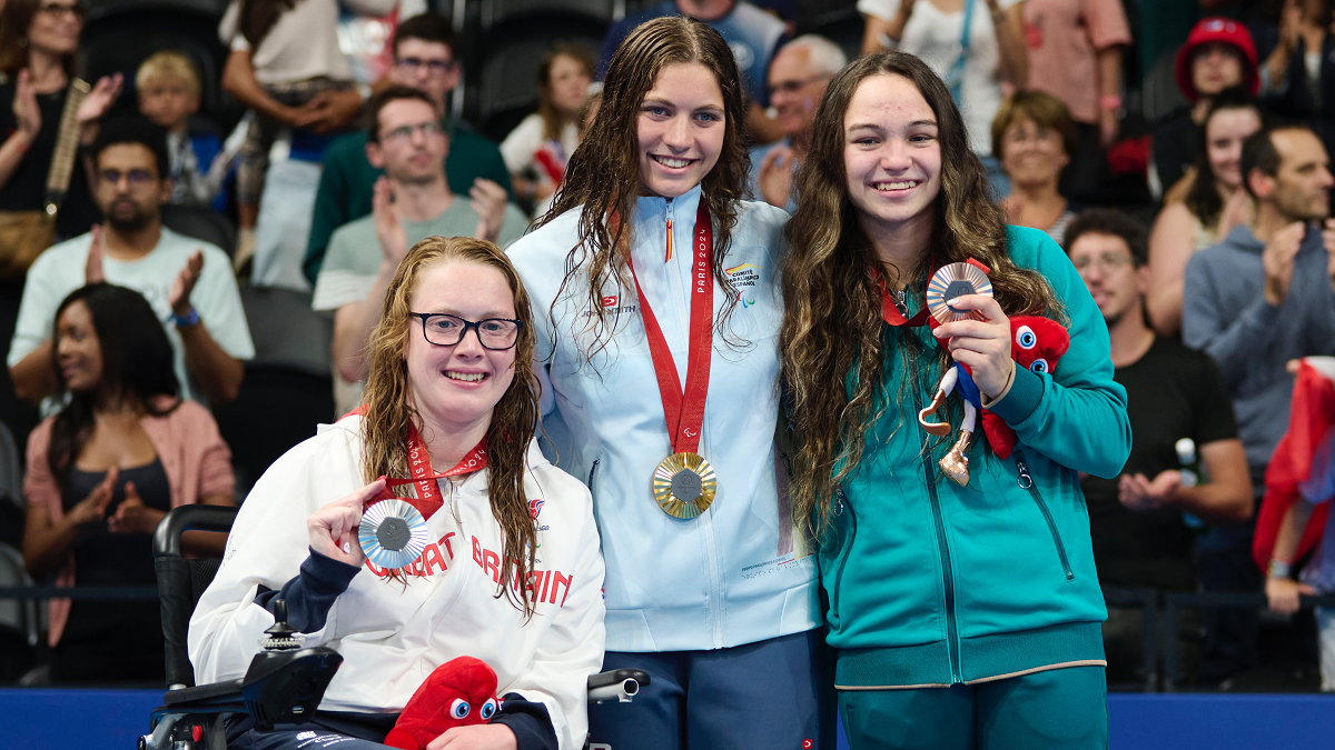 Whiston wins silver to round off a night of impressive debuts and title defences